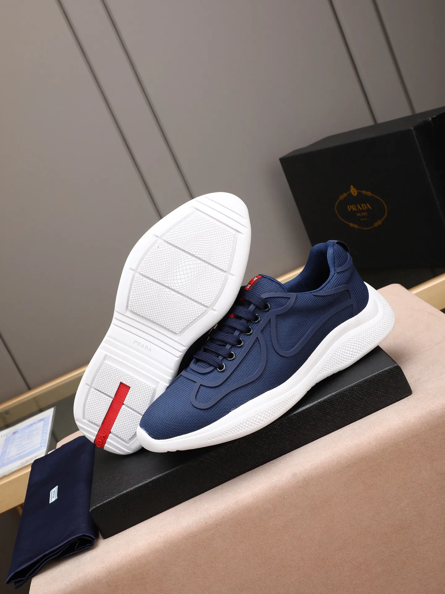 Men's shoes 💰400 PRADA/Prada men's lace-up casual sports shoes, the upper is made of imported rubber and breathable mesh. It is soft, comfortable and breathable. The tongue is decorated with the PRADA brand letter logo. The thick rubber sole echoes the red label tongue. The style is fashionable and elegant. The details are carefully crafted. A casual sports shoe with a super western style and excellent breathability!  Size: 38-44 (45 46 customized)